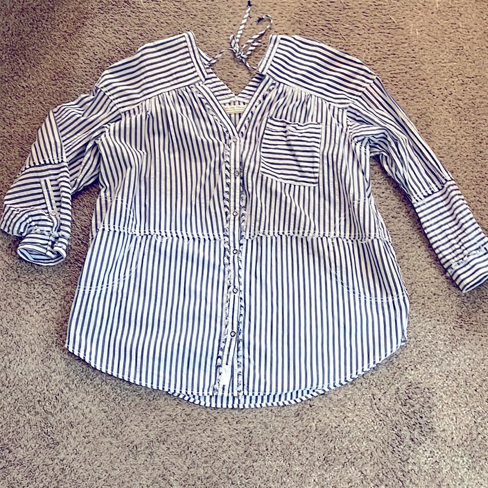 This FREE PEOPLE piece is very CUTE, COMFY and loose fitting. Denim Stripes!